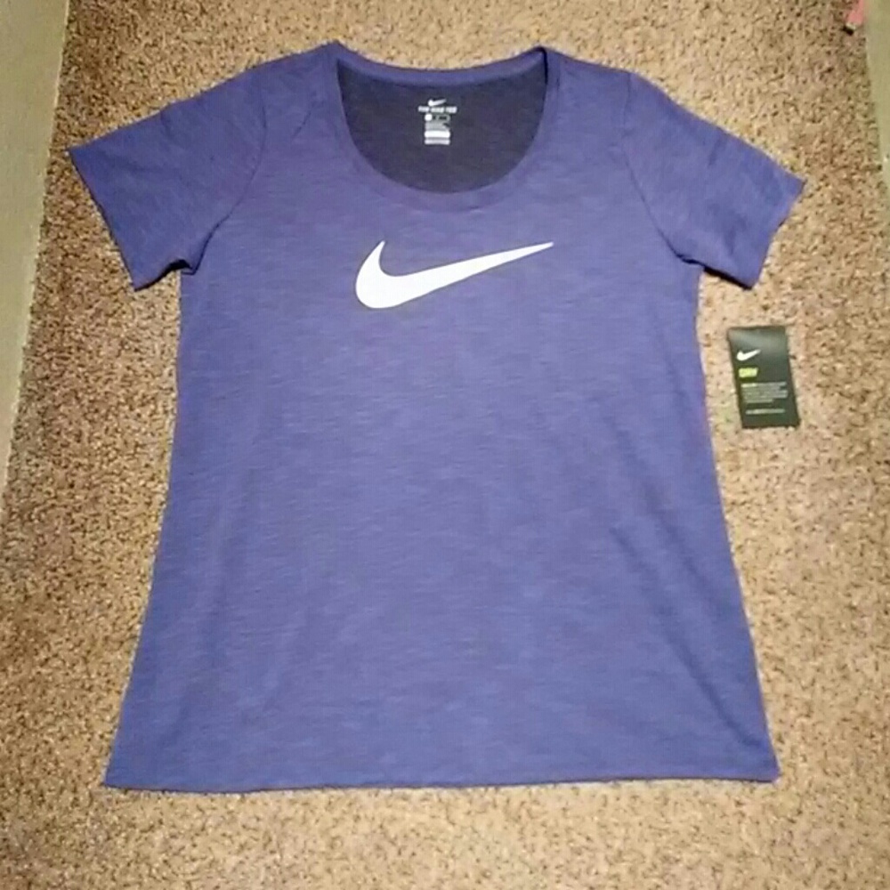 Womens Nike short sleeve shirt.
